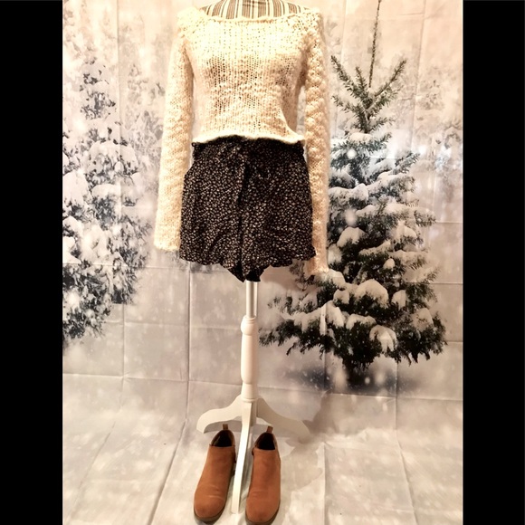 Hollister Pants - Hollister small floral flowy shorts